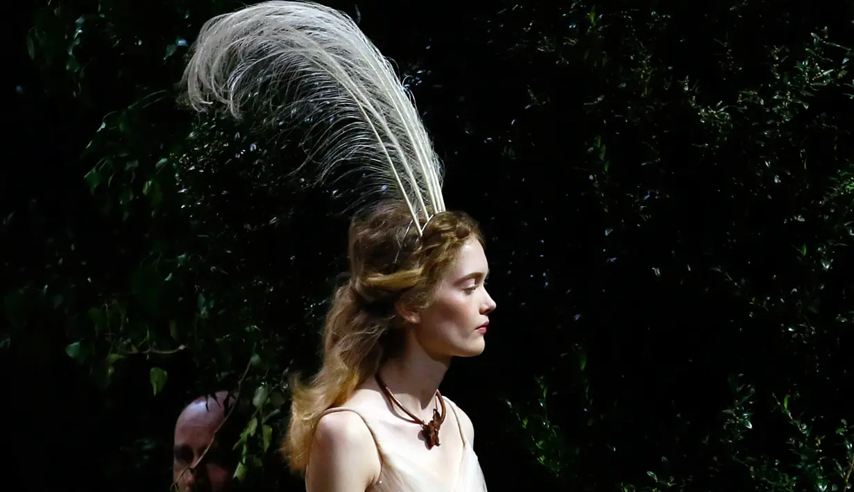 Aksesoris kepala yang digunakan model saat memperagakan rancangan Christian Dior untuk koleksi spring/summer 2017 di Musee Rodin, Paris, Senin (23/1). Peragaan busana Dior terasa seperti di negeri dongeng yang indah. (AP Photo/Francois Mori)