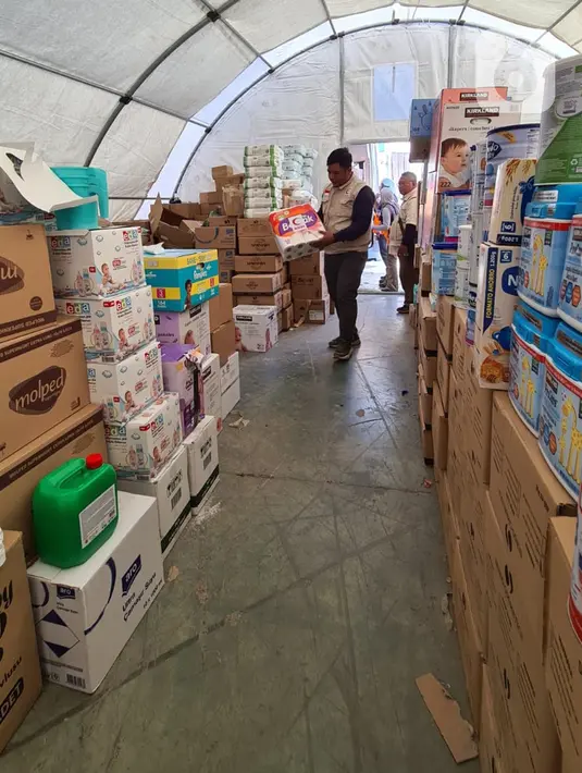 Organisasi Kemanusiaan Bulan Sabit Merah Indonesia atau BSMI mengirimkan bantuan khusus anak dan manula yang tinggal di kem pengungsian gempa Turki, di taman Ataturk, Kahramanmares, Turki, Selasa (21/2/2023). Bantuan yang disalurkan ini berupa popok bayi, anak, dan manula, tisu higienis, serta makanan cepat saji untuk anak. (Liputan6.com/Andry Haryanto)