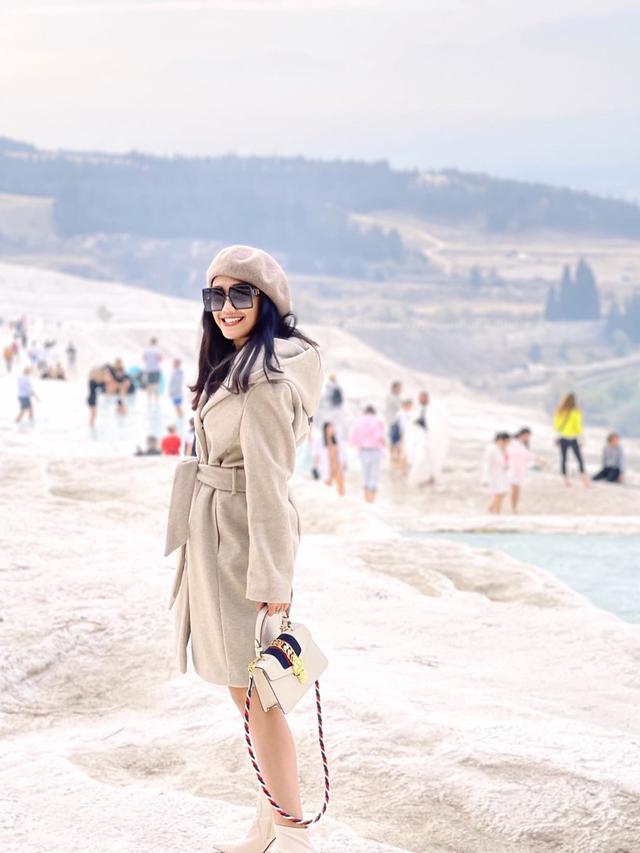 7 Potret Oline Mendeng Saat Liburan Ke Luar Negeri Ini Tampil Menawan