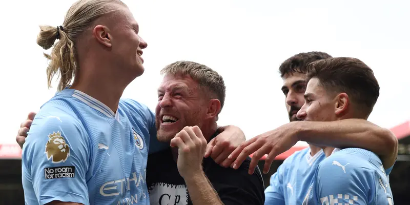 Sosok Penyusup yang Peluk dan Cium Erling Haaland di Laga Sheffield Utd vs Man City