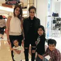 Melodya Vanesha dan anak-anak Sheila Marcia. (via Instagram @itsvanezz)