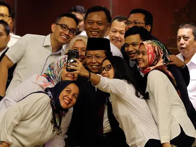 Wakil Ketua DPD terpilih Akhmad Muqowam berswafoto dengan staf DPD usai mengucap sumpah jabatan saat dilantik pada Rapat Paripurna DPD, Jakarta, Kamis (26/7). Akhmad Muqowam terpilih melalui voting dengan mendapat 30 suara. (Liputan6.com/Johan Tallo)