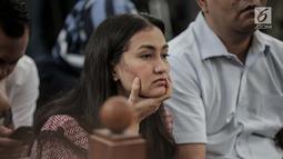 Ekspresi Atiqah Hasiholan saat menghadiri sidang putusan kasus dugaan penyebaran berita bohong atau hoaks dengan terdakwa Ratna Sarumpaet di PN Jakarta Selatan, Kamis (11/7/2019). Sesekali, matanya menatap sang ibunda yang duduk di muka majelis hakim. (Liputan6.com/Faizal Fanani)