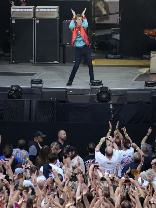 Mick Jagger dari band The Rolling Stones tampil di atas panggung saat konser Sixty di Berlin, Jerman, 3 Agustus 2022. The Rolling Stones mendedikasikan penampilan terakhirnya untuk mendiang drummer Charlie Watts. (AP Photo/Michael Sohn)