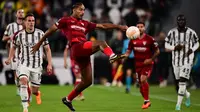 Pemain Sevilla, Loic Bade mengontrol bola pada laga leg pertama semifinal Liga Europa 2022/2023 melawan Juventus di Allianz Stadium, Juventus, Jumat (12/05/2023) WIB. Laga berakhir dengan skor 1-1. (AFP/Marco Bertorello)