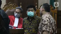 Terdakwa kasus dugaan korupsi di PT Asuransi Jiwasraya dari kalangan pengusaha, Heru Hidayat dan Joko Hartono Tirto (kedua kiri dan kanan berdiri) saat menjalani sidang lanjutan di Pengadilan Tipikor Jakarta, Senin (6/7/2020). Sidang mendengar keterangan saksi. (Liputan6.com/Helmi Fithriansyah)