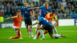 Gelandang Estonia, Martin Miller dan penyerang Belanda, Donyell Malen (kanan) berebut bola saat bertanding dalam kualifikasi Grup C Euro 2020, di Tallinn, Estonia, Senin (9/9/2019). Belanda mengalahkan Estonia dengan skor 4-0. (Raigo Pajula/AFP)