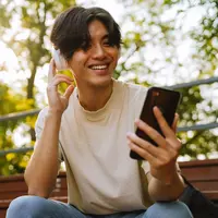 ilustrasi pria mendengarkan musik/Dean Drobot/Shutterstock