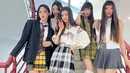 <p>Tampil dengan gaya fresh, kelima member NewJeans ini terlihat memesona. Bahkan, gaya Minji, Hanni, Danielle, Haerin, dan Hyein ini terbilang cukup unik. (Liputan6.com/IG/@newjeans_official)</p>