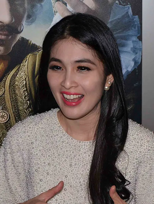 "Setiap scene dan dialog aku hapal. Setiap lagunya aku hapal. Setiap gaya dan part aku hapal. Dari kecil aku nontonin film Disney. Jadi pas nonton tadi aku gelisah sendiri bagian ini bagian itu," tutur Sandra. (Deki Prayoga/Bintang.com)