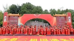 Foto dari udara memperlihatkan pernikahan massal bergaya China di Changsha, Provinsi Hunan, China, 25 September 2020. Sebanyak 71 pasangan resmi menjadi suami-istri usai mengikuti upacara pernikahan tradisional dalam acara nikah massal. (Xinhua/Chen Zhenhai)