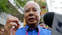 Perdana Menteri Malaysia, Najib Razak memberikan keterngan seusai memberikan hak suaranya pada pemilihan umum di Pekan, Pahang, Rabu (9/5). Pemilu ini pertarungan antara PM Najib yang sudah berkuasa sejak 2009, melawan Mahathir Mohamad. (AP/Aaron Favila)