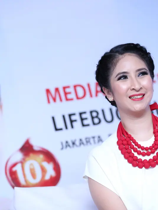 "Kita punya quality time, misalnya dengan traveling, tapi yang dekat-dekat. Biasanya kami ambil waktu colongan menginap di hotel 24 jam hanya berduaan saja, tanpa ada gangguan dari anak-anak," ungkap Novita Angie. (Adrian Putra/Bintang.com) 