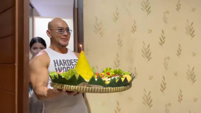 7 Momen Kejutan Ulang Tahun Azka Corbuzier, Ada Tumpeng dan Dihadiri Kalina Ocktaranny