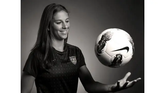 Gol Carli Lloyd pesepak bola cantik Amerika Serikat yang dibuat dari jarak sekitar 40 meter saat timnya melawan Jepang di Piala Dunia 2015 lalu dipilih menjadi nominasi gol terbaik meraih FIFA Puskas Award 2015.