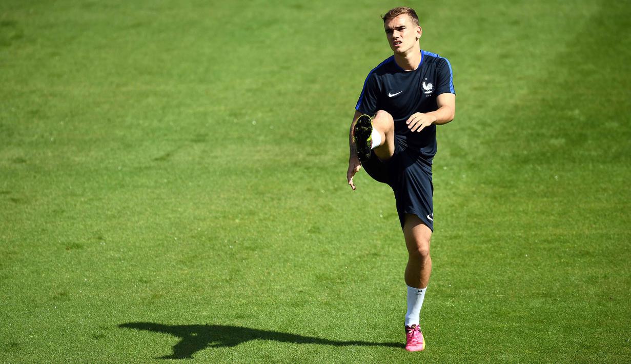 Antoine Griezmann tengah melakukan pemanasan pada sesi latihan bersama timnas Prancis sebelum laga Final Piala Eropa 2016 melawan Portugal di Clairefontaine-en-Yvelines, Paris, (9/7/2016). (AFP/Franck Fife)