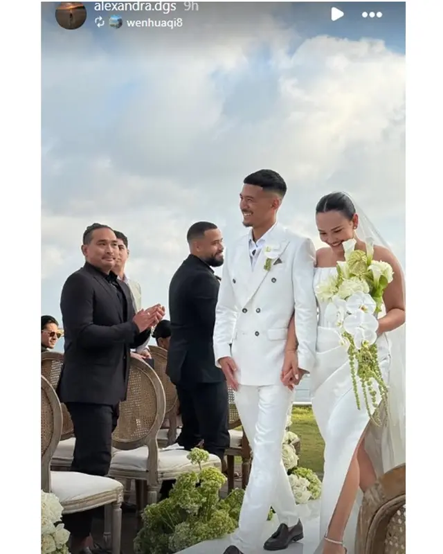 Rayakan pesta bertema white greenery, 5 potret harmonis keluarga Alyssa Daguise di resepsi sang kakak