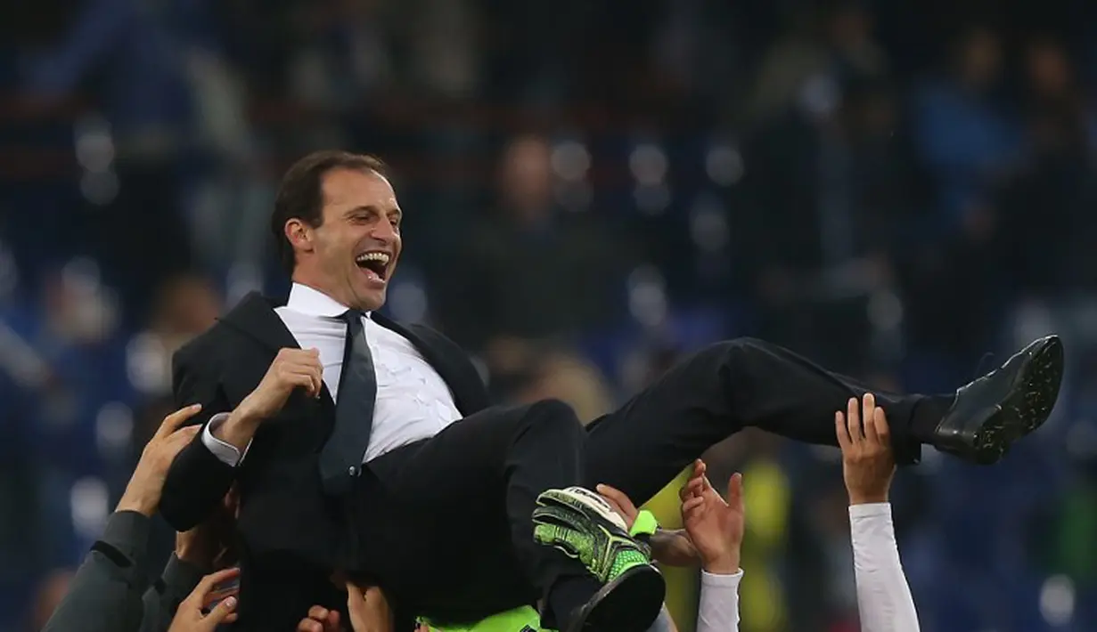 Para pemain Juventus merayakan gelar Scudetto bersama pelatih Massimiliano Allegri. (AFP PHOTO / MARCO BERTORELLO)