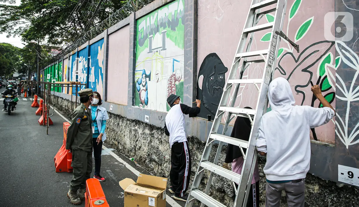 Seniman menyelesaikan pembuatan mural di kawasan Ragunan, Jakarta, Kamis (29/9/2022). Mural-mural tersebut menceritakan Jakarta sebagai Ibu Kota dengan berbagai latar belakang masyarakat yang mencintai alam. (Liputan6.com/Faizal Fanani)