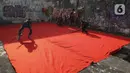 Pemain dari kelompok barongsai Naga Merah Putih Bogor bersiap melakukan latihan dengan Barongsai di kawasan Babakan Pasar, Kota Bogor, Jawa Barat, Rabu (11/1/2023). Latihan tersebut  untuk mempersiapkan penampilan menyambut Tahun Baru Imlek. (Liputan6.com/Herman Zakharia)