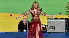 Penyanyi Shakira tampil dalam upacara penutupan Piala Dunia 2014 di Stadion Macarana, Brasil, Senin (14/7/14). (AFP PHOTO/Nelson Almeida)