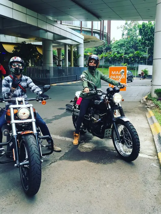Tak hanya dirinya, sang istri yaitu Dian Ayu juga cukup sering ikut Omesh untuk touring. Dian Ayu juga tampak tampil keren dengan motor gedenya. (Liputan6.com/IG/@omeshomesh)