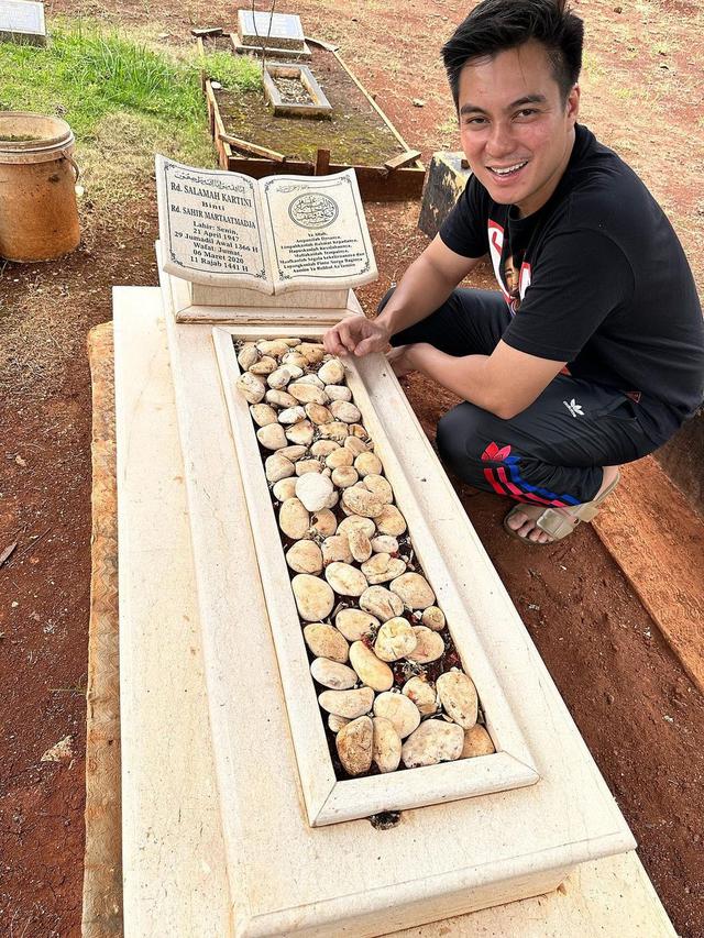 Baim Wong ziarahi makam ibunda di Purwakarta (Instagram/baimwong)