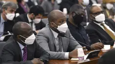 Para diplomat asing mengenakan masker menghadiri konferensi di Kementerian Luar Negeri Korea Selatan di Seoul, Jumat (6/3/2020). Konferensi mendengarkan pengarahan dari Menteri Luar Negeri Korea Selatan Kang Kyung-wha mengenai situasi terkini terkait virus corona. (Jung Yeon-je/Pool Photo via AP)