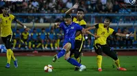 Striker Thailand, Patrik&nbsp;Gustavsson (No. 9) melepaskan tendangan di antara kepungan pemain Malaysia. (Dok. Twitter/@Changsuek_TH)