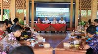 CEO PTPN V Jatmiko Santosa (dua dari kiri) memberikan pemahaman kepada puluhan petani mitra tentang pentingnya sertifikasi ISPO. (Liputan6.com/M Syukur)