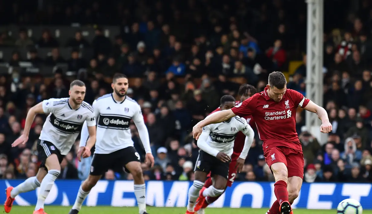 Eksekusi penalti dari James Milner ke gawang Fulham pada laga lanjutan Premier League yang berlangsung di Stadion Craven Cottage, London, Minggu (17/3). Liverpool menang 2-1 atas Fulham. (AFP/Glyn Kirk)