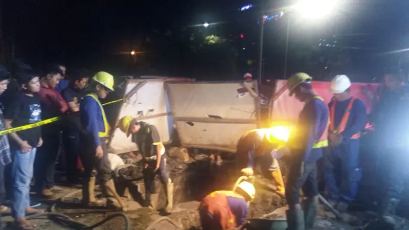 Seorang pekerja tertimbun lubang galian di Jalan Jembatan Tiga Raya, Penjaringan, Penjaringan, Jakarta Utara, Selasa (1/5/2018). (Liputan6.com/Moch Harun Syah)