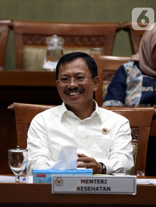 Menteri Kesehatan Terawan Agus Putranto tertawa saat rapat dengar pendapat dengan Komisi IX DPR di Kompleks Parlemen, Jakarta, Selasa (5/11/2019). Rapat membahas polemik kenaikan iuran BPJS Kesehatan. (Liputan6.com/JohanTallo)