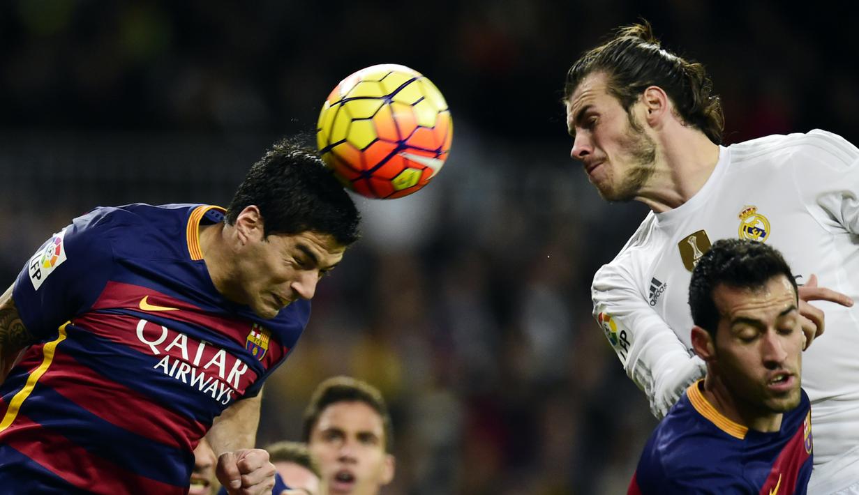 Duel udara antara Luis Suarez (kiri) dan Gareth Bale dalam laga La Liga Spanyol di Stadion Santiago Bernabeu, Madrid, Minggu (22/11/2015) dini hari WIB. (AFP Photo/Javier Soriano)