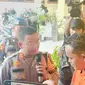 Wakil Kapolresta Pekanbaru menginterogasi sopir bunuh majikan yang dijerat dengan pasal pembunuhan berencana. (Liputan6.com/M Syukur)