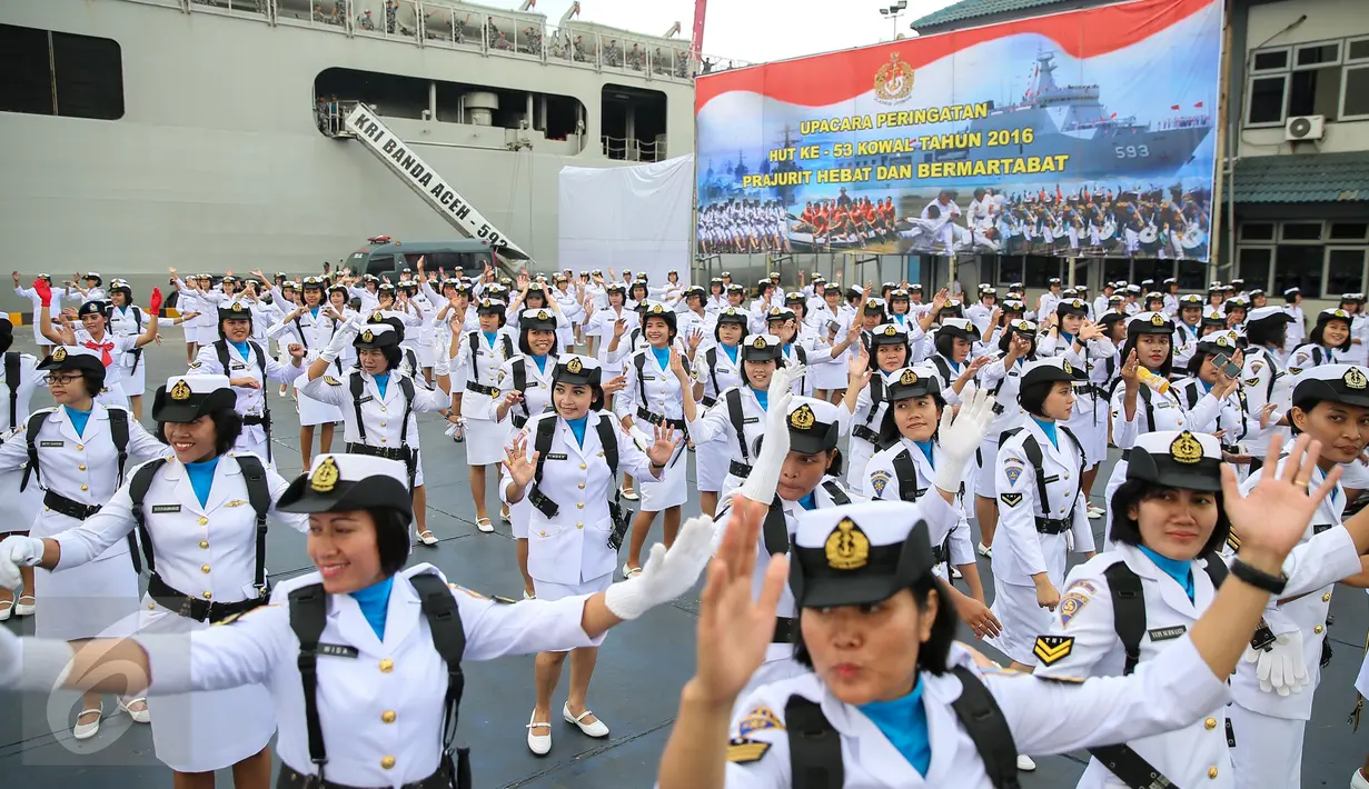 Anggota Korps Wanita Angkatan Laut (Kowal) menari Gemmu Famire seusai mengikuti upacara peringatan HUT ke-53 Kowal di Markas Kolinlamil, Jakarta, Selasa (5/1). (Liputan6.com/Faizal Fanani)