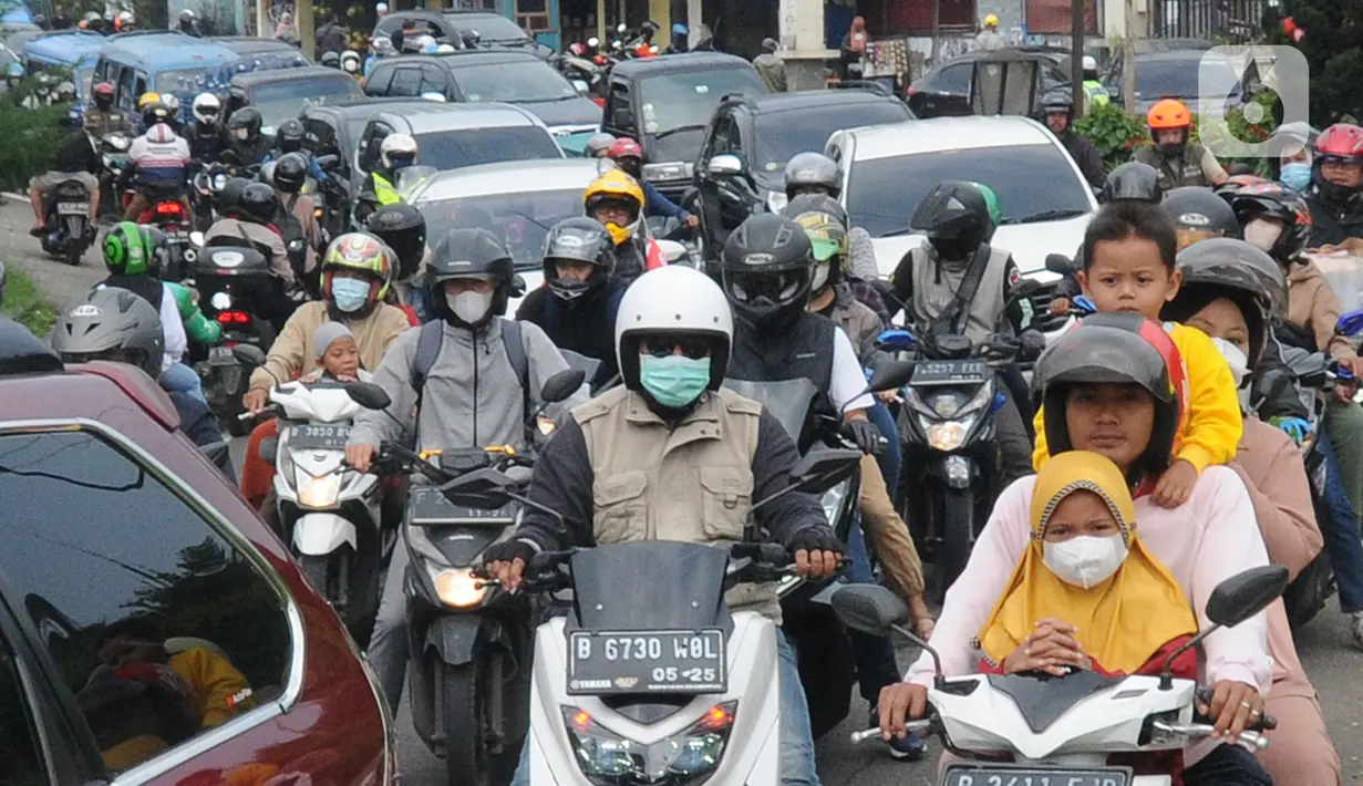 Sejumlah kendaraan terjebak kemacetan panjang menuju jalur Puncak, Gadog, Bogor, Jawa Barat, Minggu (15/5/2022). Libur panjang Hari Raya Waisak menyebabkan volume kendaraan dari arah Jakarta menuju kawasan wisata Puncak terpantau padat. (merdeka.com/Arie Basuki)