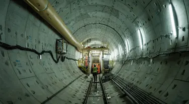 Seorang pekerja berjalan di ujung lokasi pembangunan terowongan dengan mesin bor terowongan untuk proyek Mass Rapid Transit (MRT) Fase 2, yang akan memperpanjang jalur saat ini ke arah utara dengan dana pinjaman dari Japan International Cooperation Agency (JICA), di Jakarta pada tanggal 7 Mei 2024. (Yasuyoshi CHIBA/AFP)