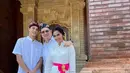 Maudy beserta suami dan anaknya dandan seperti orang Bali. Perempuan kelahiran Jakarta 48 tahun silam itu tampil mengenakan baju Bali lengkap. Begitu juga dengan sang suami dan putranya yang mengenakan sarung hingga udeng (ikat kepala Bali). [Instagram/maudykoesnaedi]