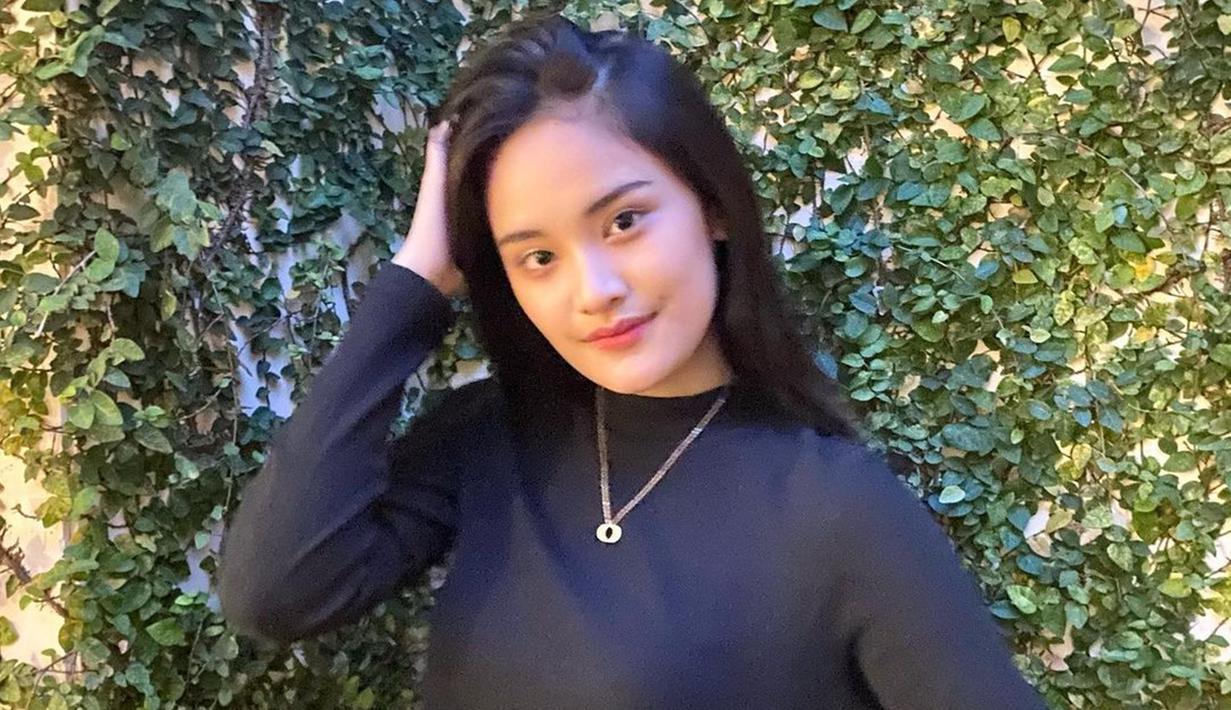 Member JKT48 kelahiran 8 Januari 2005 selalu sukses curi perhatian dengan gaya penampilannya yang simpel tapi menawan. Seperti saat ia mengenakan outfit serba hitam yang membuat gaya penampilan Ashel kian memesona. Aura kecantikannya pun sangat terpancarkan dengan outfit hitam. (Liputan6.com/IG/@jkt48.ashel)