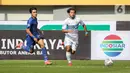 Gelandang Persela Lamongan, Riyatno Abiyoso dan gelandang PSIS Semarang, Septian David Maulana berebut bola dalam laga pekan pertama BRI Liga 1 2021/2022 di Stadion Wibawa Mukti, Bekasi, Sabtu (4/9/2021). PSIS menang dramatis 1-0 atas Persela berkat gol di menit akhir. (Bola.com/Bagaskara Lazuardi)