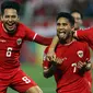 Selebrasi pemain Timnas Indonesia U-23, Marselino Ferdinan (tengah) bersama Witan Sulaeman (kiri) dan Justin Hubner setelah mencetak gol pertama ke gawang Yordania U-23 lewat eksekusi penalti pada laga ketiga Grup A Piala Asia U-23 2024 di Abdullah bin Khalifa Stadium, Doha, Qatar, Minggu (21/4/2024). (AFP/Karim Jaafar)