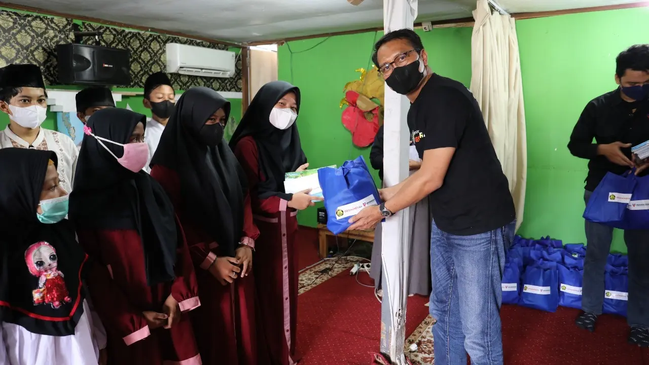 Kepala PPSDM Geominerba Bambang Utoro menyelenggarakan kegiatan bakti sosial kepada yayasan Cikal Cendikia Salsabila.