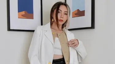 Memadukan blazer putih, penampilan Kyra Nayda satu ini bisa dijadikan Inspirasi. Pasalnya, dirinya terlihat tampil semi formal namun tetap stylish. (Liputan6.com/IG/@kyranayda)