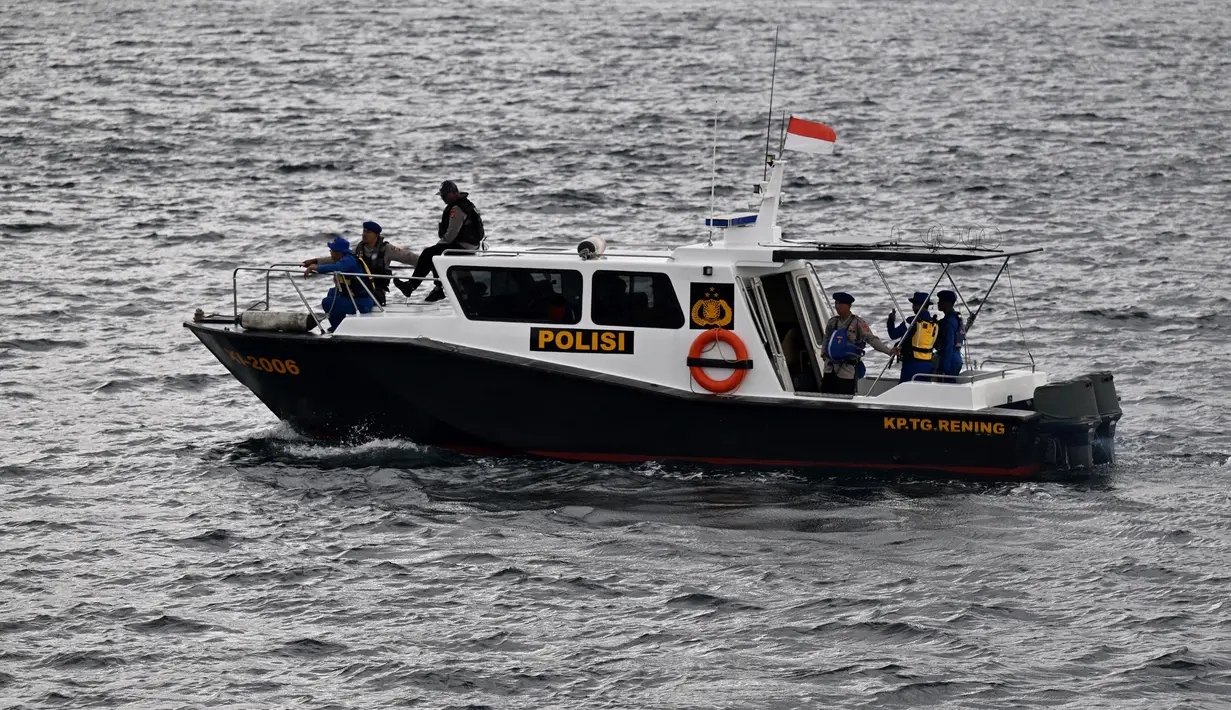 Pencarian di laut dilakukan dengan menggunakan kapal, baik dari TNI/Polri, serta tim SAR gabungan lainnya. Helikopter dan pesawat juga dikerahkan untuk memantau dari udara. (SONNY TUMBELAKA/AFP)