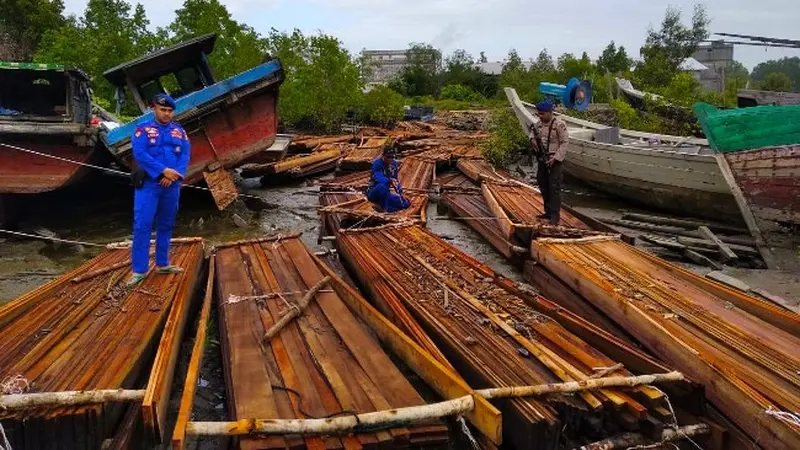 Personel Direktorat Polisi Air Polda Riau menyita 20 ton kayu olahan hasil ilegal logging di Kabupaten Kepulauan Meranti.