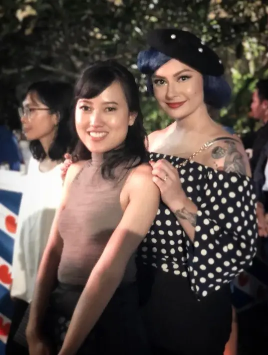 Motif polkadot menjadi salah satu favorit Claudia. Seperti potret ini, Claudia memadukan atasan off shoulder dengan topi baret. (Instagram/miss_adinda_mae).