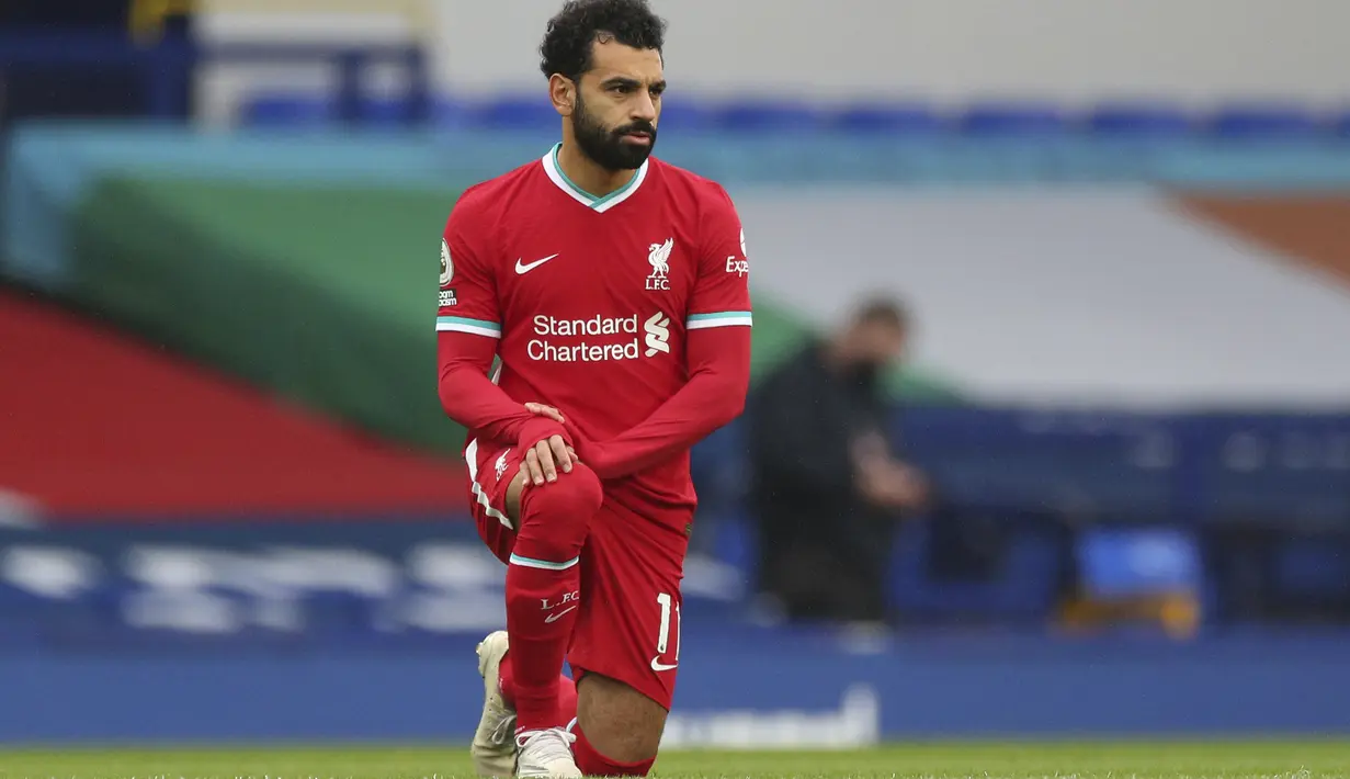 Foto pada 17 Oktober 2020 ini Mohamed Salah berlutut sebelum pertandingan Liga Premier antara Everton vs Liverpool di stadion Goodison Park. Federasi Sepak Bola Mesir melaporkan, Jumat (13/11/2020), Mohamed Salah dinyatakan positif Covid-19 saat membela Timnas Mesir. (Peter Byrne/Pool via AP, File)