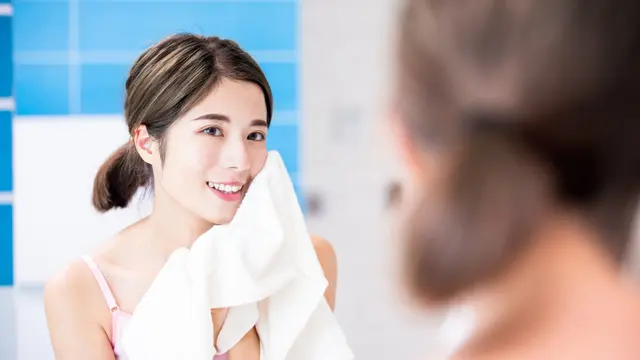 Rutin Cuci Handuk dan Seprai Bantal