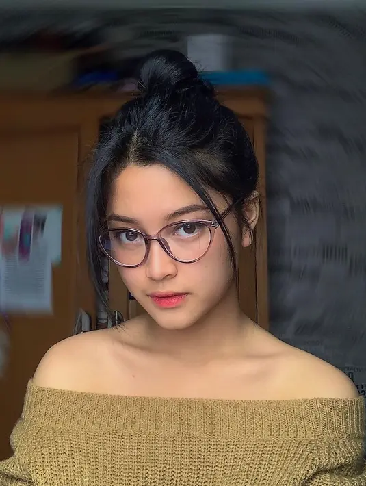 Saat tampil dengan kacamata, penampilan Yoriko pun bikin pangling. Dalam potretnya, ia terlihat makin dewasa di usianya yang masih 18 tahun. Sesekali ia pun pakai kacamata dengan bentuk yang unik. (Liputan6.com/IG/@yorikooangln_)